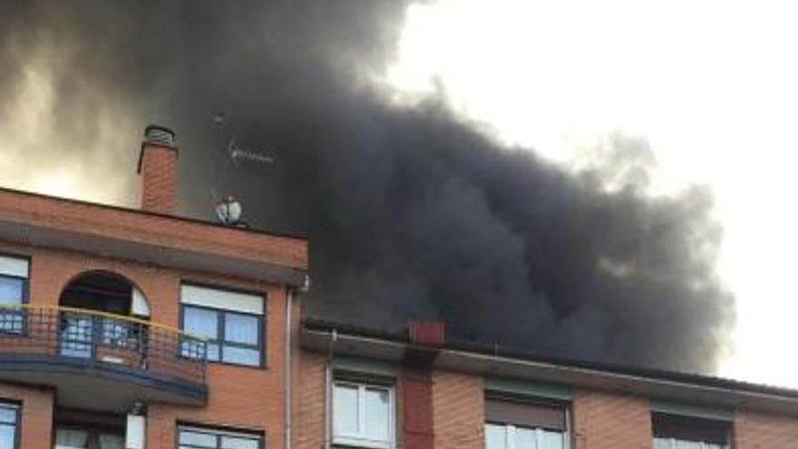 Espectacular incendio en un local de Oviedo