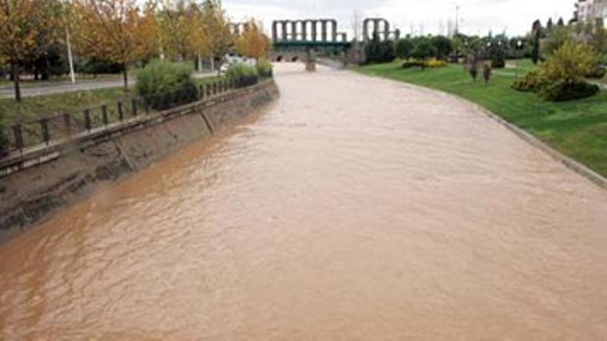 La lluvia inunda calles en Mérida y obliga a cortar el tráfico en Badajoz