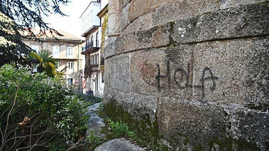 La pintada en la parte trasera de la iglesia de Santiago.