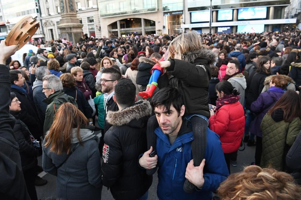 33.000 mujeres y hombres secundan las manifestaciones feministas en A Coruña