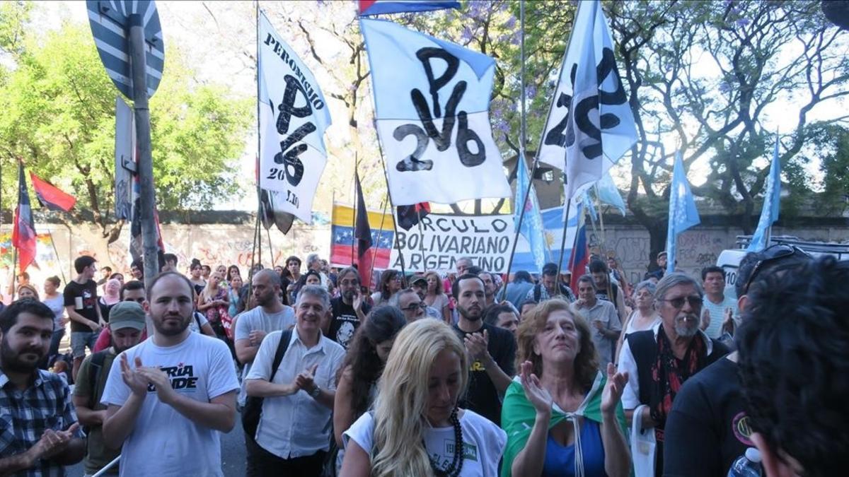 Manifestación ante la embajada venezolana en Buenos Aires contra la suspensión de Venezuela como kmiembro del Mercosur