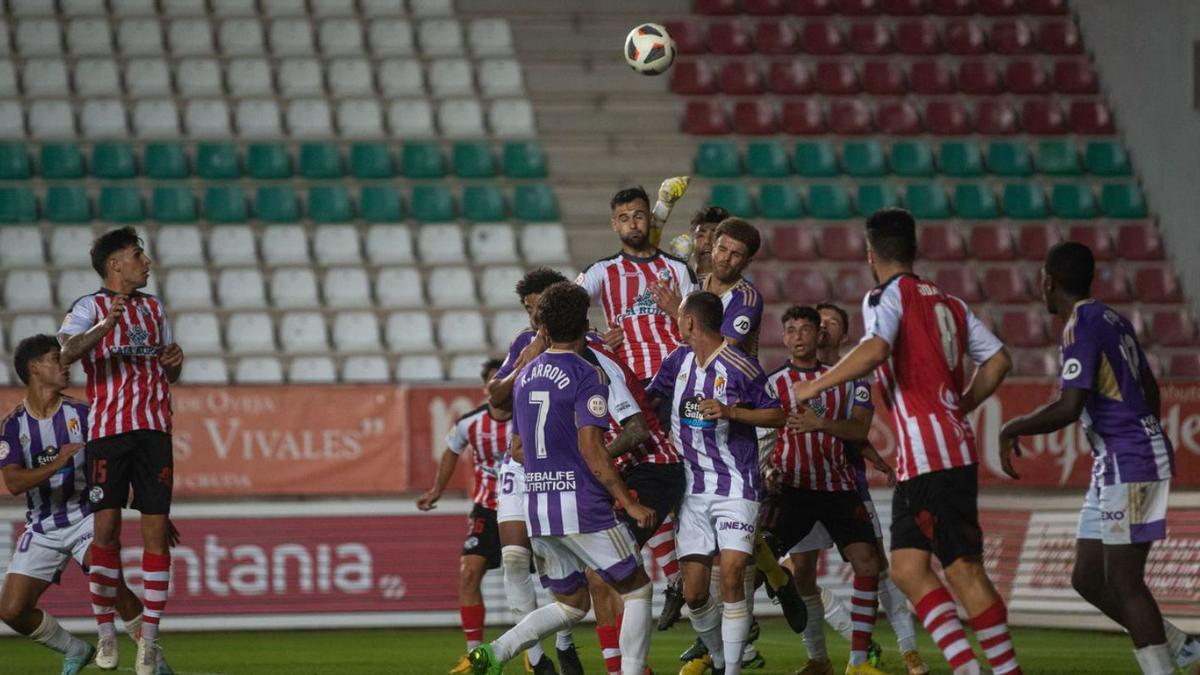 Un ataque a balón parado del Zamora CF. | |  EMILIO FRAILE