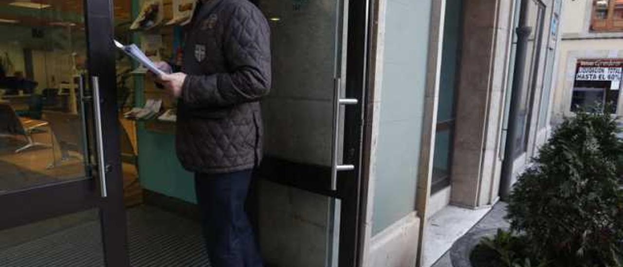 El abogado Pedro Fanjul, entrando en el Ayuntamiento de Avilés el pasado viernes.