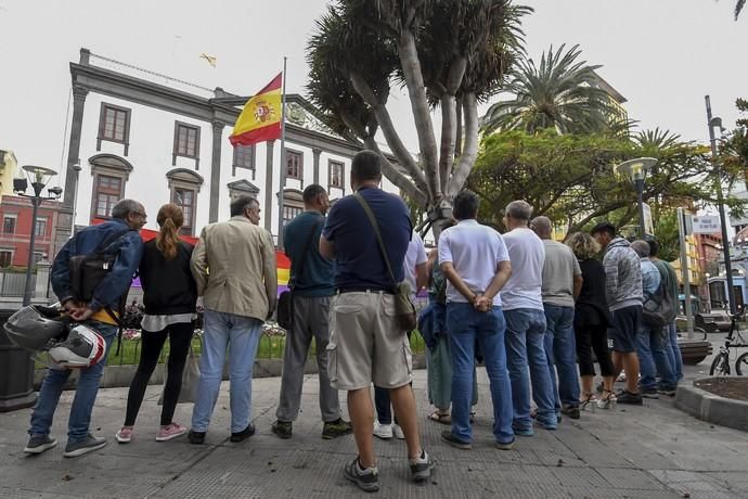 17-07-19 CANARIAS Y ECONOMIA. PARQUE DE SAN TELMO. LAS PALMAS DE GRAN CANARIA. Manifestacion, concentracion y despliegue de la bandera republicana delante del Palacio Militar. Fotos: Juan Castro.  | 17/07/2019 | Fotógrafo: Juan Carlos Castro