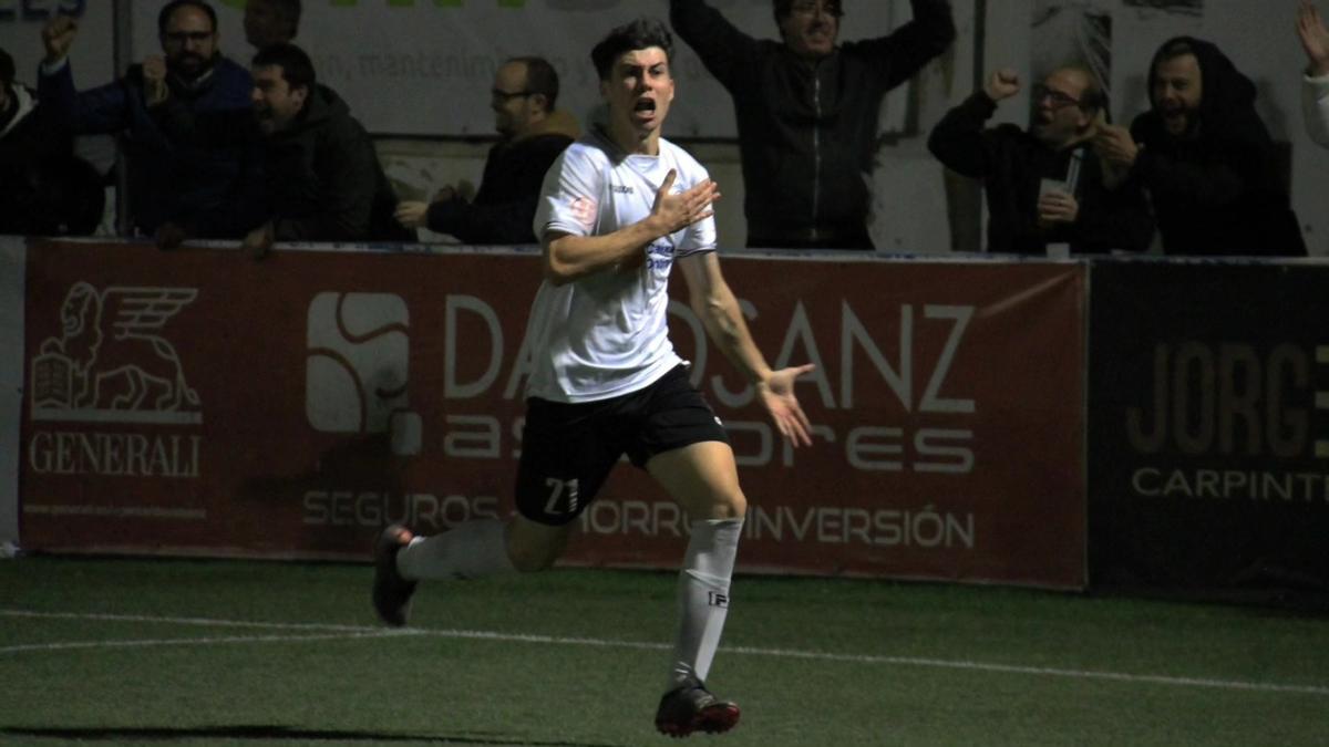 Pau Sanchis celebra el segundo gol del Ontinyent 1931, que empataba el partido ante La Nucía.