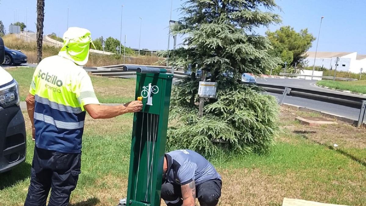 Obras para instalar uno de los puntos de reparación de bicicletas.