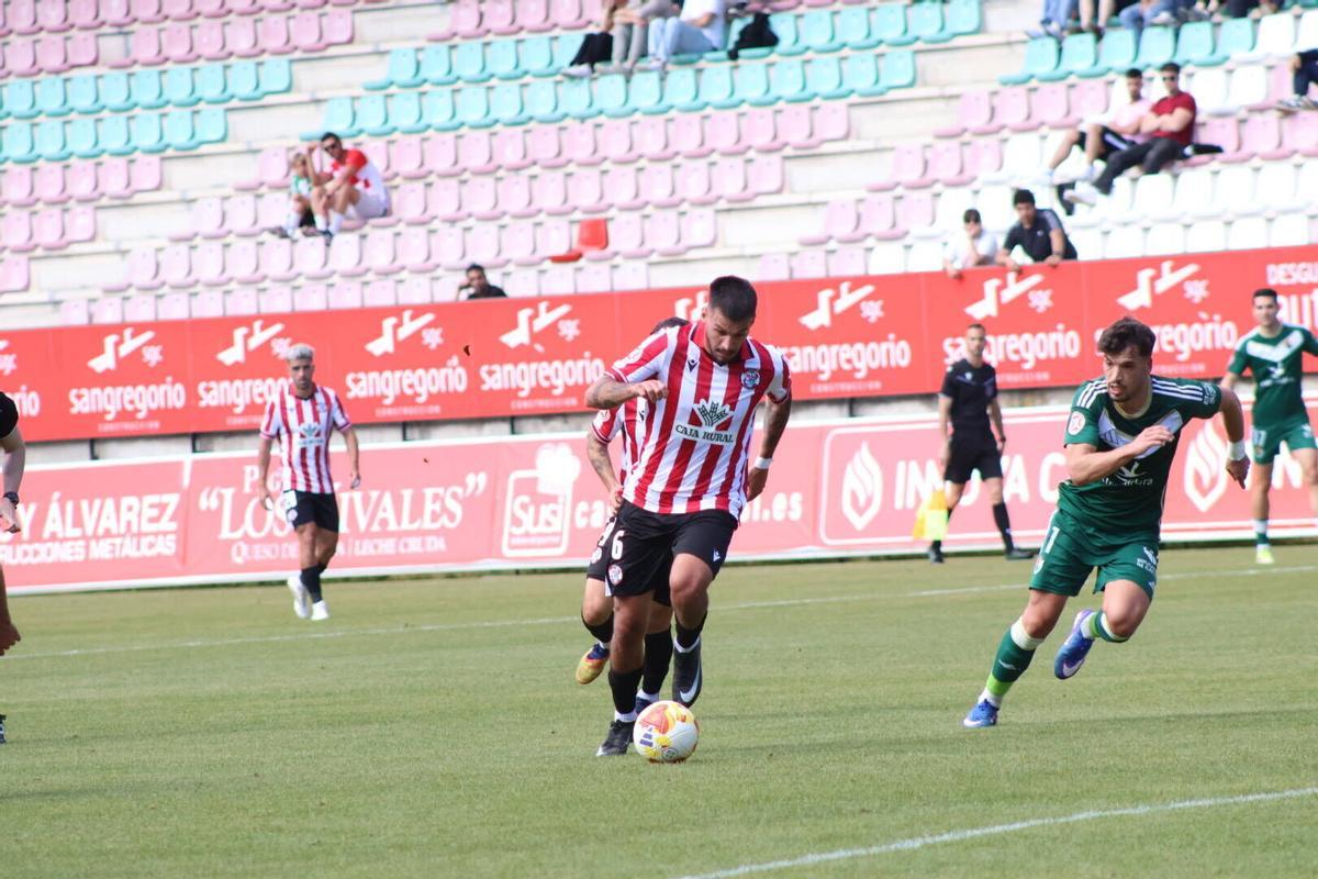 Partido entre el Zamora CF y el Cacereño disputado en el Estadio Municipal Ruta de la Plata.