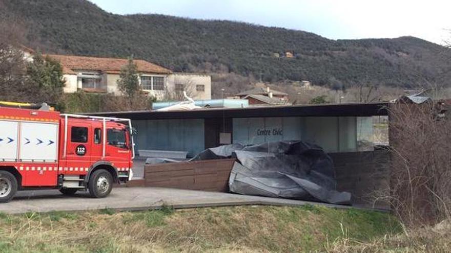 La planxa metàl·lica que hi ha a la coberta del Centre Cívic de Ridaura es va despendre · Twitter Josep Corominas