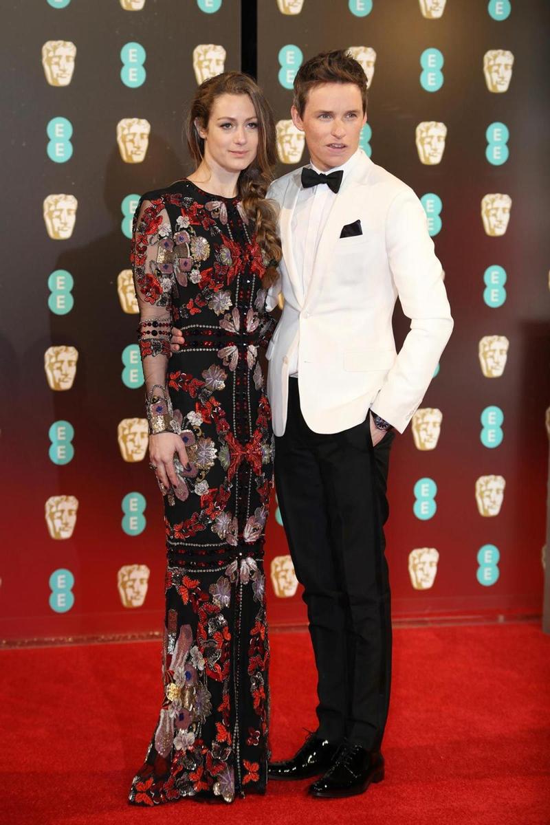 BAFTA 2017: Eddie-Redmayne, de Dior Homme y su mujer Hannah-Bagshawe, de Alexander McQueen