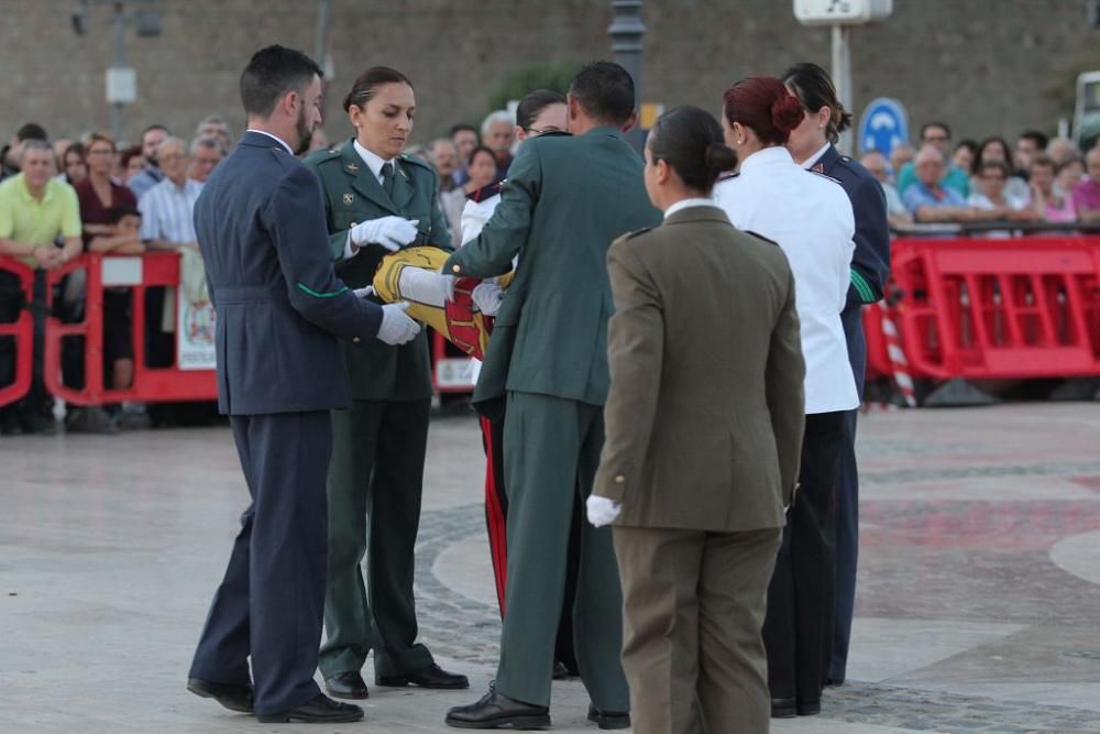 Honores a la bandera en el puerto