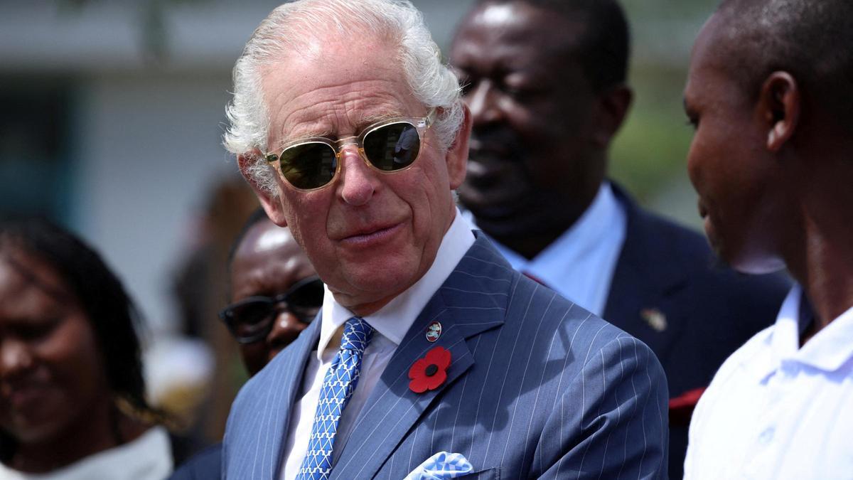 El rey Carlos de Inglaterra, este martes, durante la visita a una granja urbana en Nairobi.