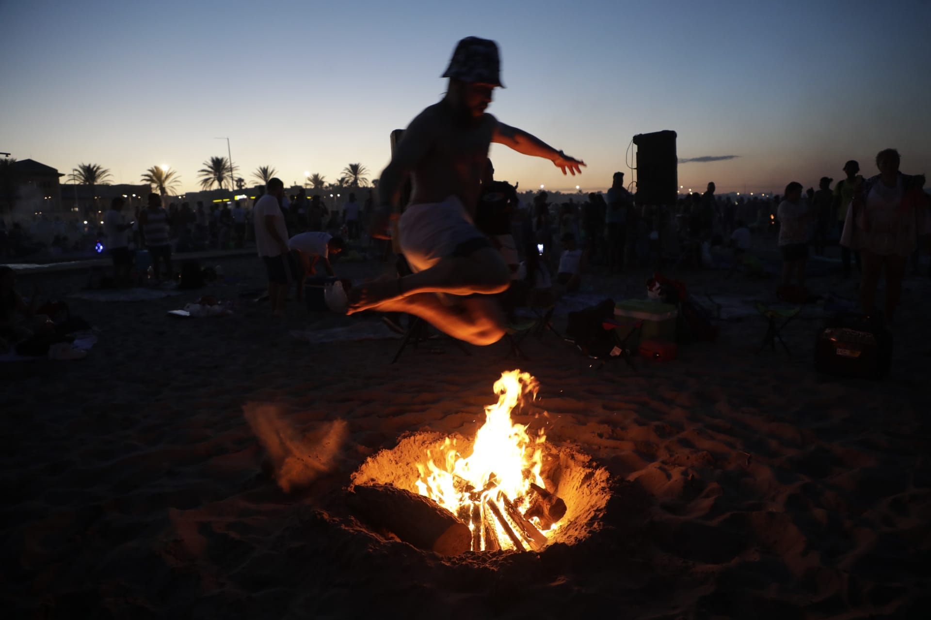 València inunda sus playas en el primer San Juan poscovid