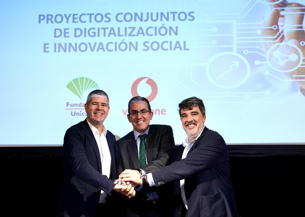 La firma del convenio de colaboración entre Vodafone Innovation Hub y la Fundación Unicaja, con Justin Shields, Sergio Corral y Jesús Amores.