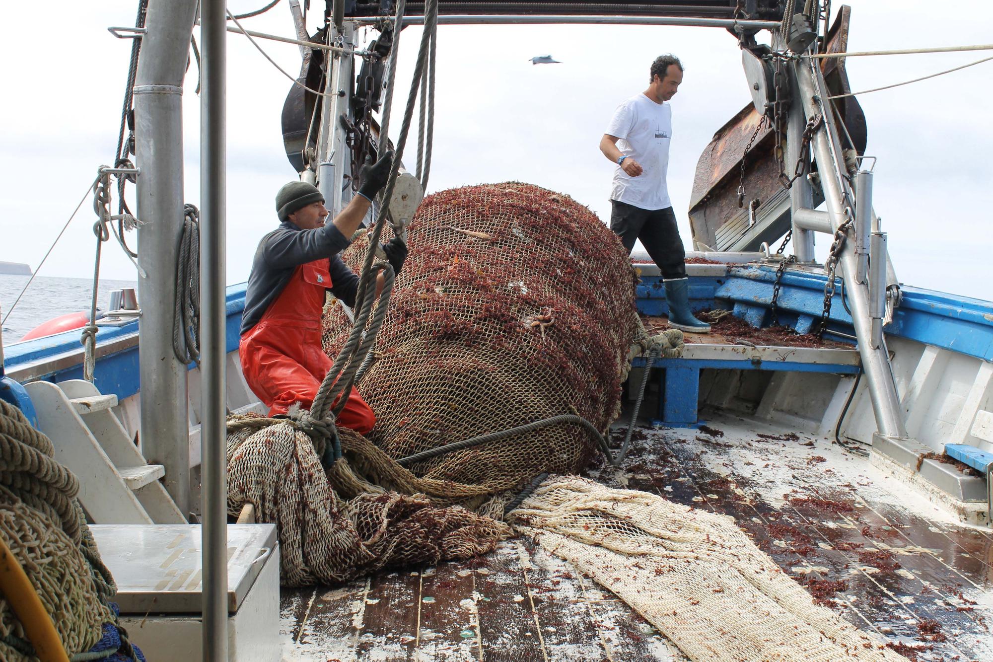 A bordo del ‘Charpat Segundo’, uno de los arrastreros convocados a la huelga contra la «criminalización» de la pesca y las medidas de la UE