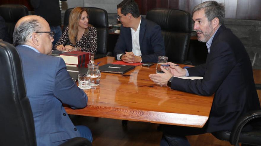 El presidente del Gobierno de Canarias, Fernando Clavijo, habla con José Miguel Barragán en el Consejo de Gobierno