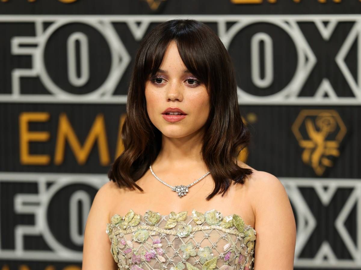 Jenna Ortega con look de Dior en los Premios Emmy 2023