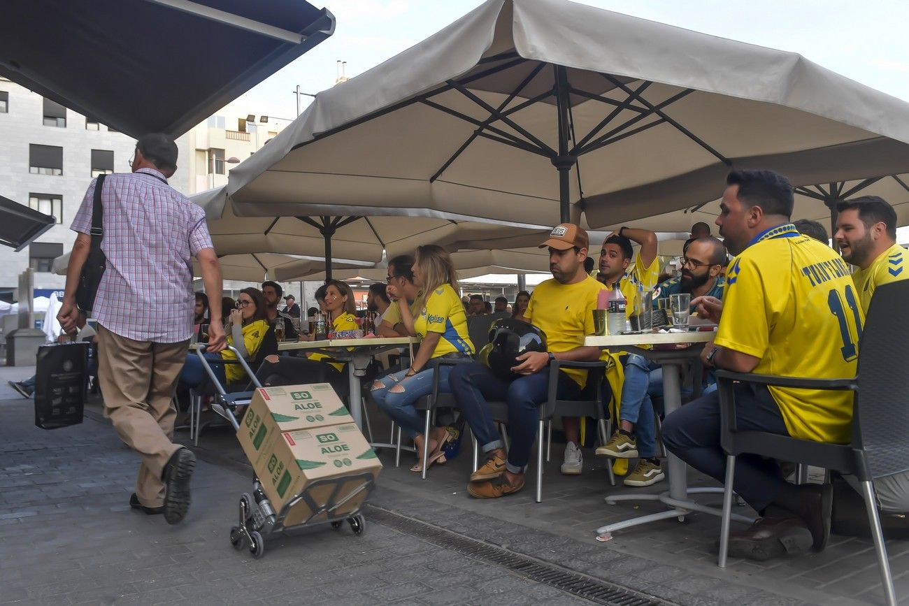 Aficionados de la UD ven la retransmisión del derbi canario en el Pilar