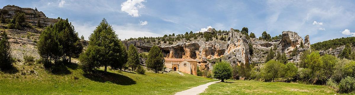 L'ermita és custodiada pel vol dels voltors i està vinculada a l'antic monestir templer de San Juan de Otero.