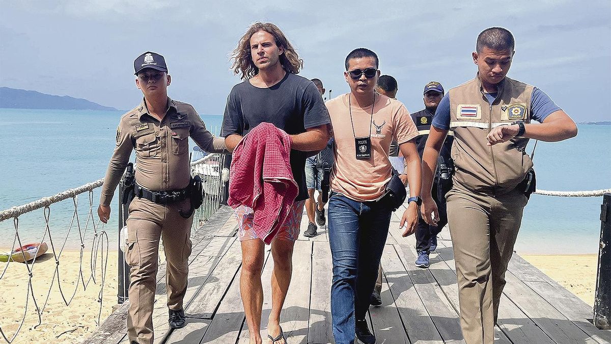 Daniel Sancho, escoltado por oficiales de la policía tailandesa, el verano de 2023.