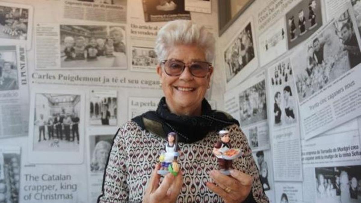 L’Anna Maria Pla Massot amb dues figuretes de Caganer.com.