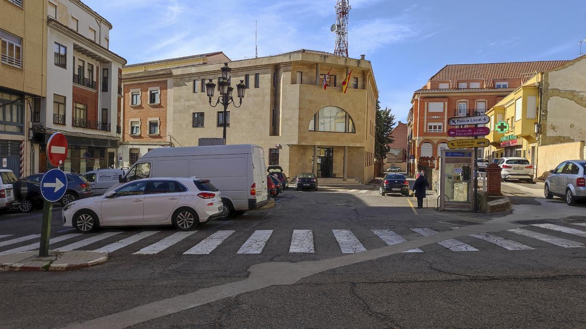 Aspecto que presenta la plaza de San Francisco, de la que los comerciantes no quieren que se quiten las plazas de estacionamiento.