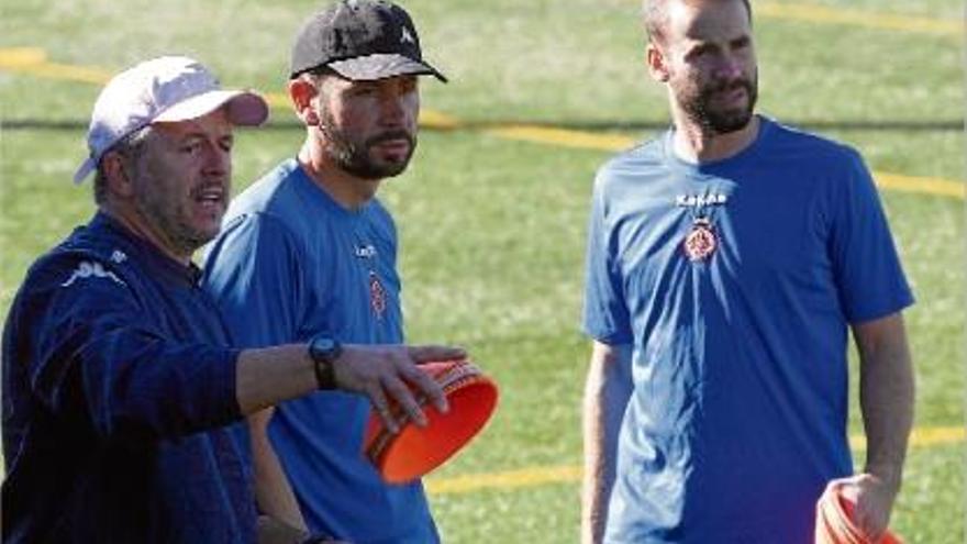 Pablo Machín parlant en un entrenament amb el seus ajudants Jordi Guerrero i Omar Harrak.