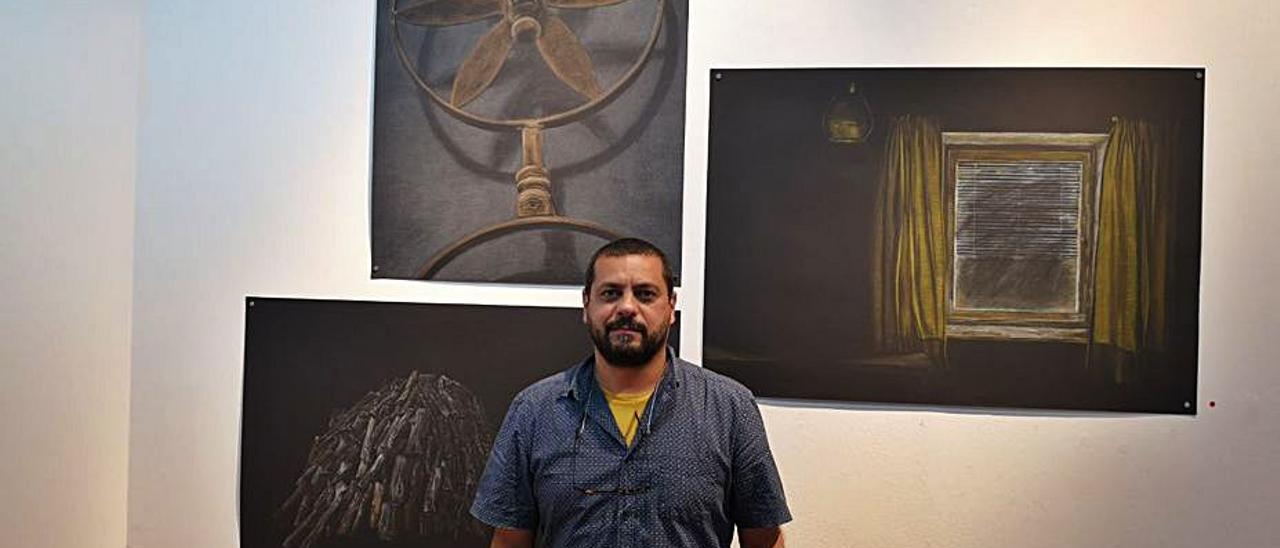 El artista Javier Duchement con una muestra de su obra en el Espacio S/t. | | LP/DLP