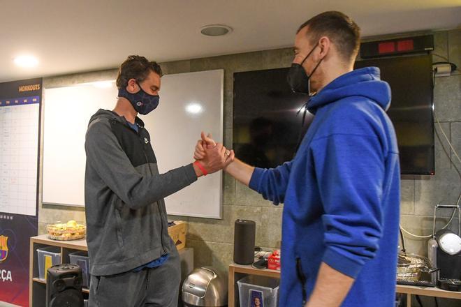 Pau Gasol visita en el entreno a sus compañeros del FC Barcelona.