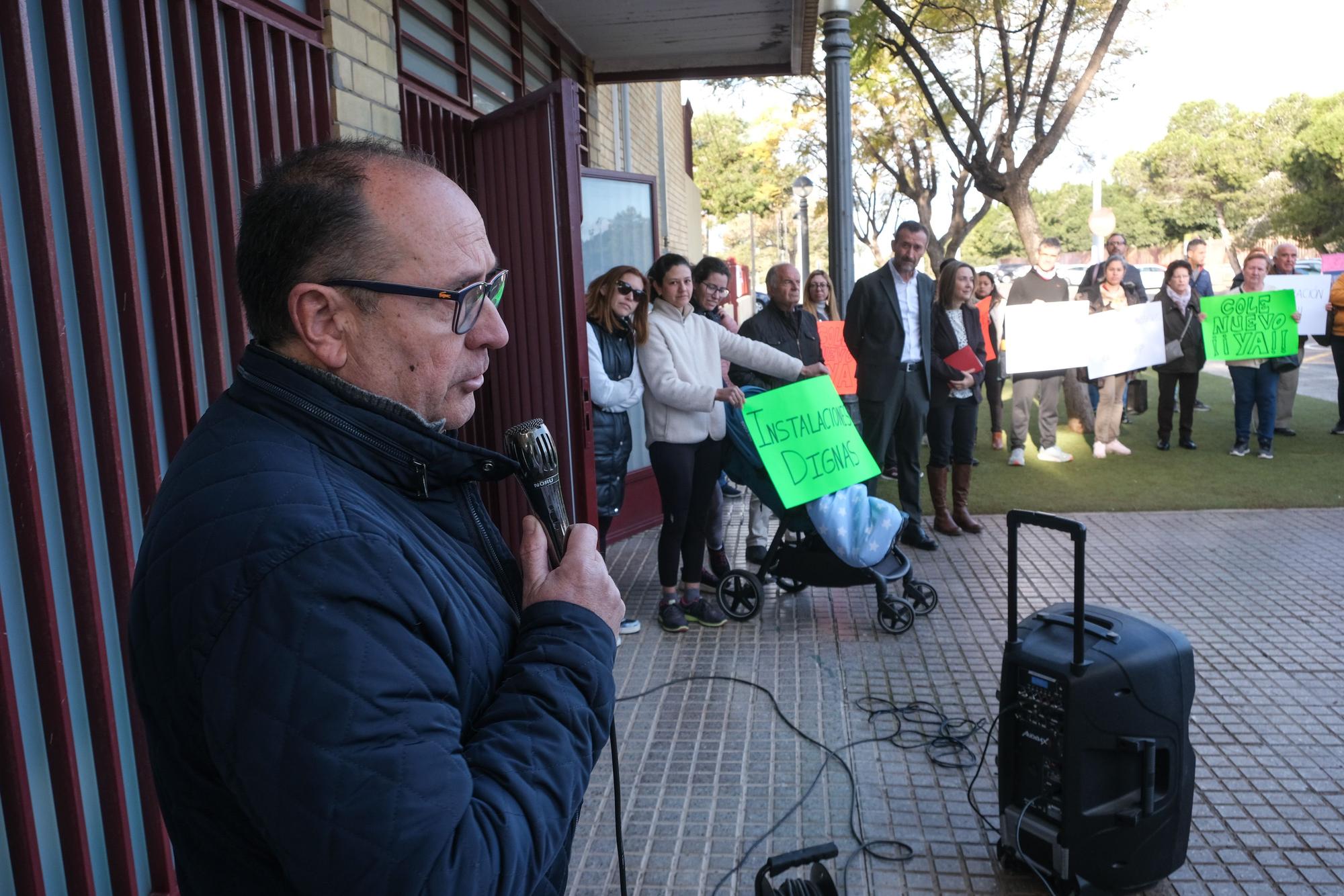 El alcalde de Elche acude a la protesta del colegio de El Altet para llamar a la calma