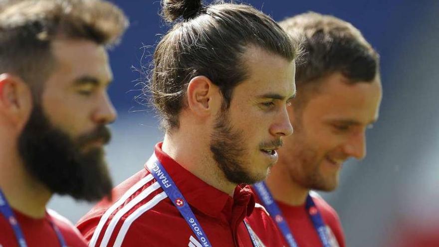 Gareth Bale, junto a dos compañeros de la selección galesa.