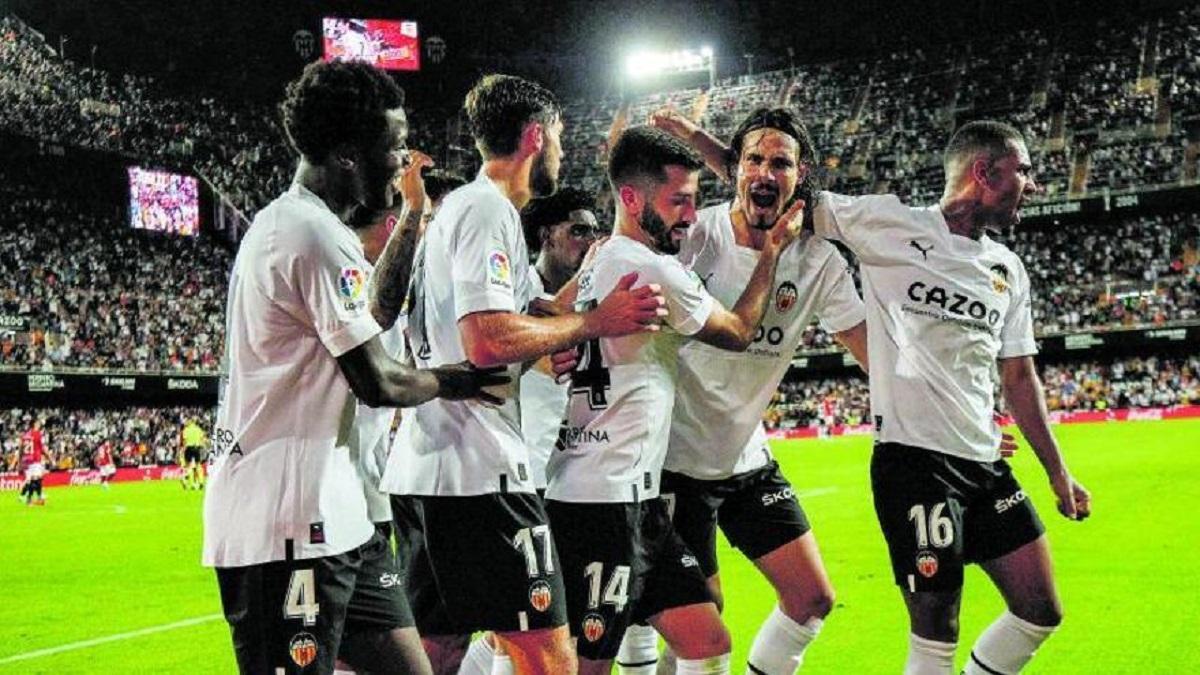 Los jugadores del Valencia felicitan a Edinson Cavani tras un gol.
