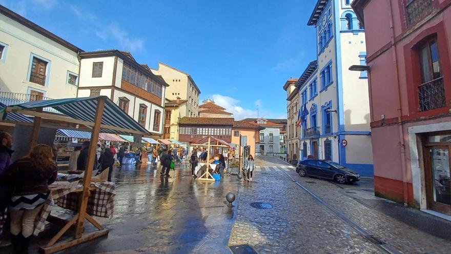 Los puestos del mercado de Grado de Álvaro González se trasladan a la plaza del Ayuntamiento mientras dure la obra de peatonalización