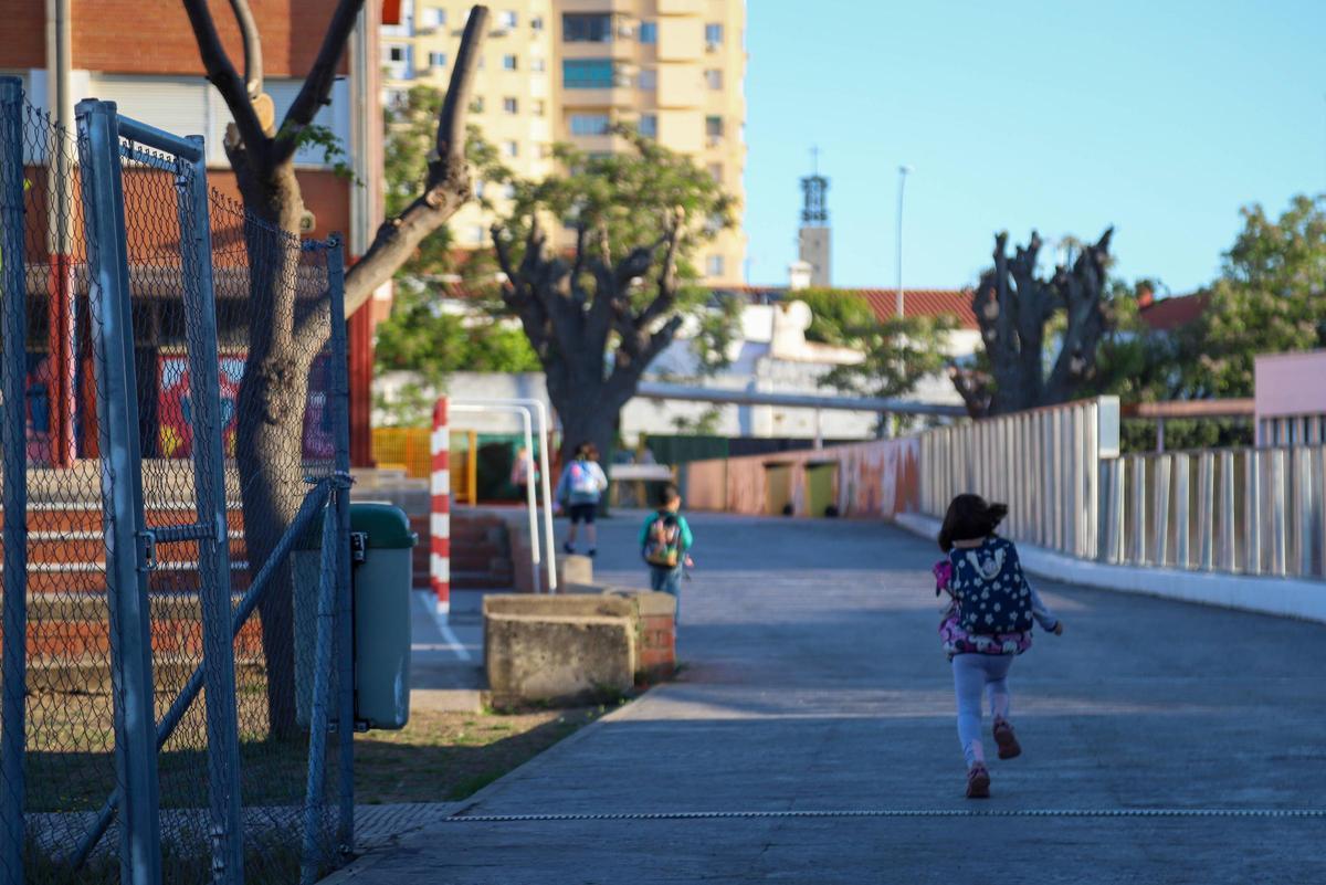 Alumnos del colegio San José de Calasanz entrando en el centro a primera hora de la mañana.
