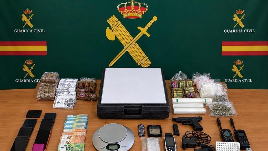 Dos detenidos en Lanzarote con cinco kilos de hachís, cocaína, un arma detonadora y más de 5.000 euros