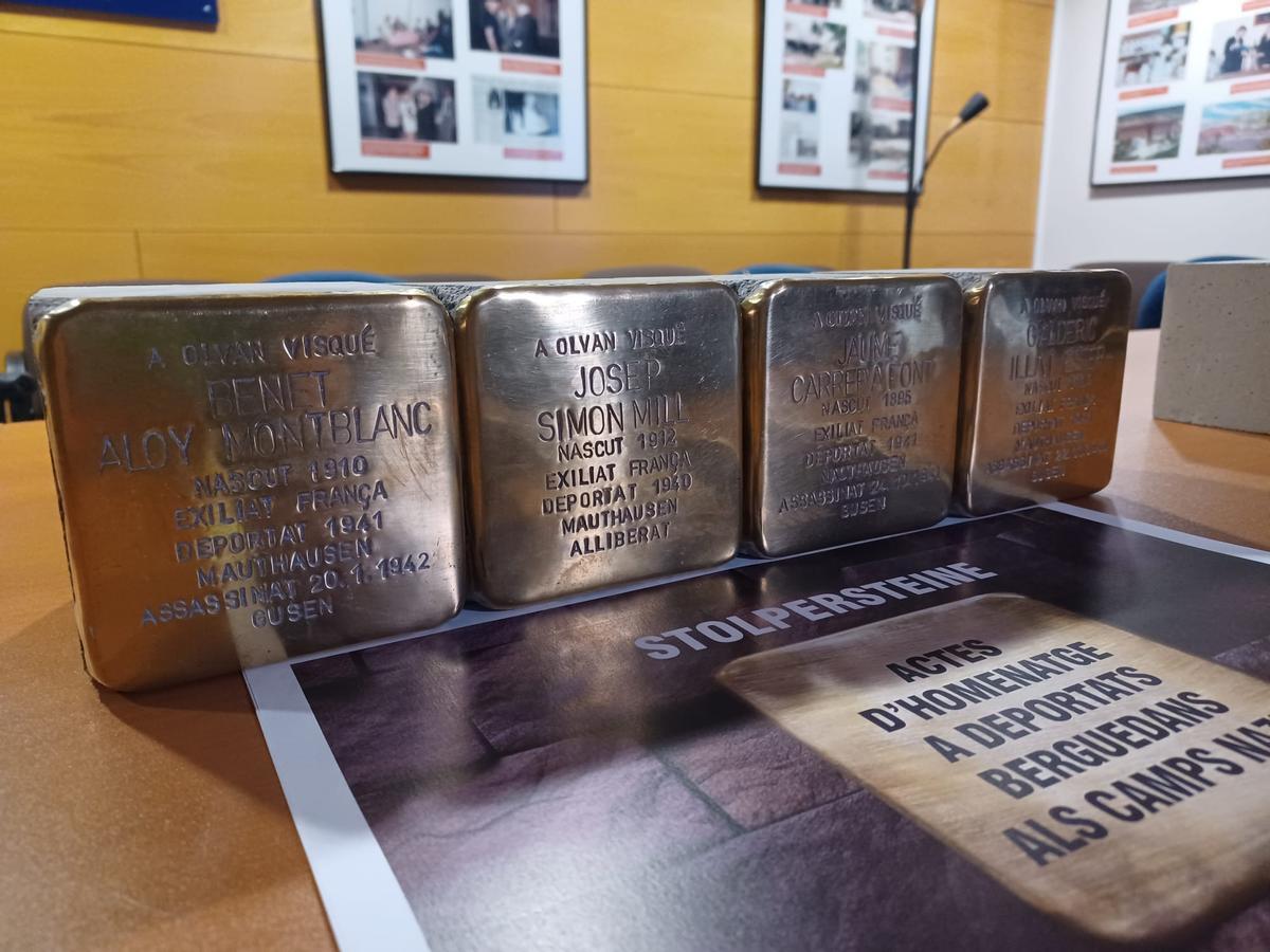 Les quatre llambordes que es col·locaran a Cal Rosal i Olvan