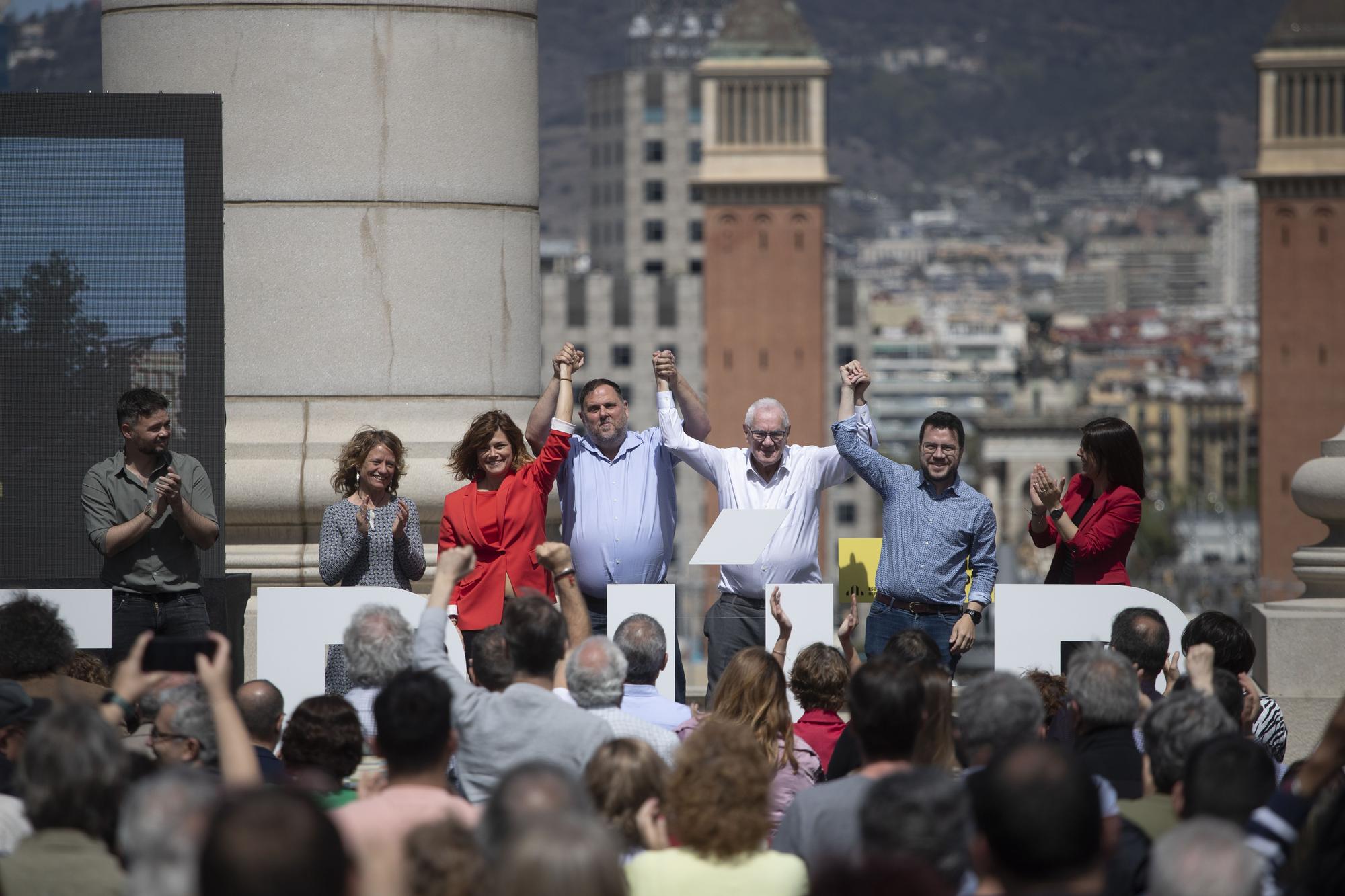 Elisenda Alamany, Oriol Junqueras, Ernest Maragall y Pere Aragonès, se dan la mano en la Festa de la República.