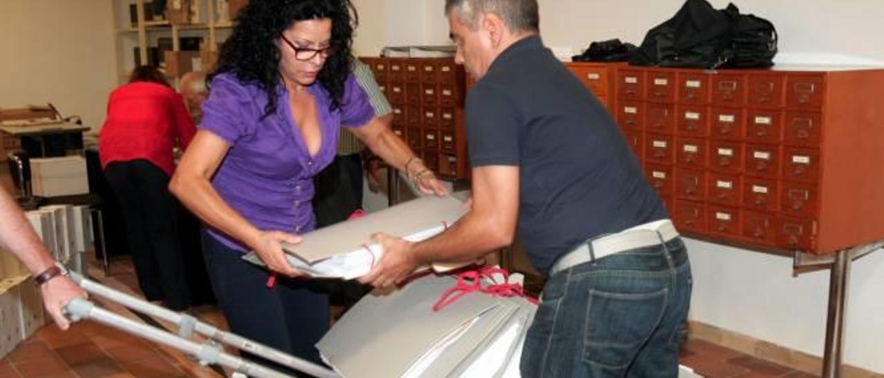 Lucía Izquierdo y Paco Escudero, retirando el legado de la Biblioteca Central en octubre de 2011.