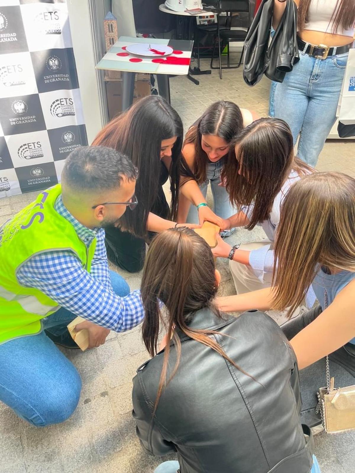 Anas combina su carrera con la acción social.