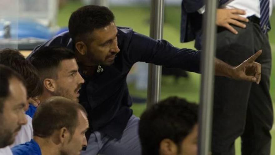 Manolo Herrero da instrucciones al alicantino Miñano antes de salir al terreno de juego.