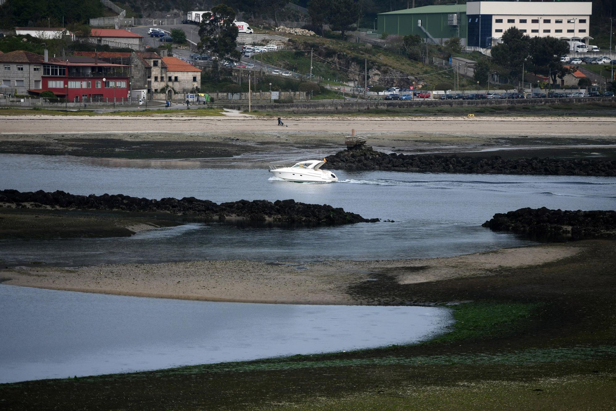 Caminando por el Lérez: las mareas vivas destapan el lecho del río