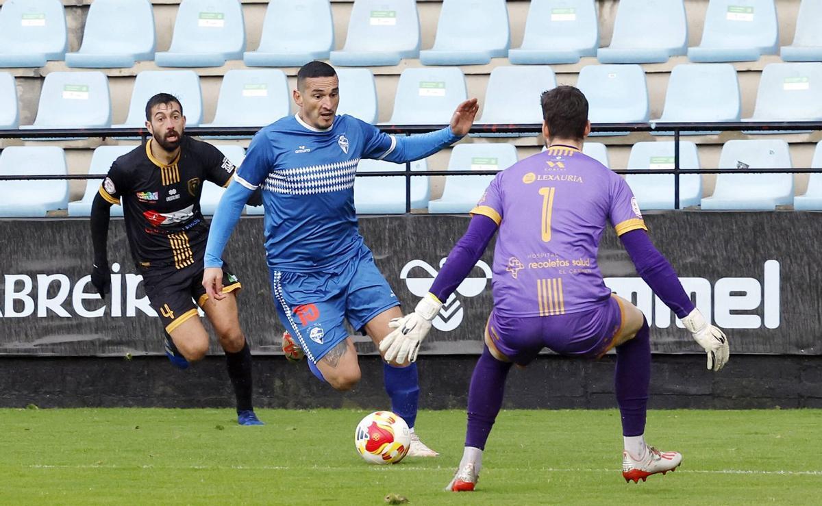 Gastón Cellerino, del Gran Peña, durante el partido ante el Barbadás en la primera vuelta. | MARTA G. BREA