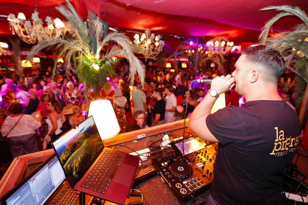 DJ en la caseta de La Prensa, durante la Feria del año pasado.