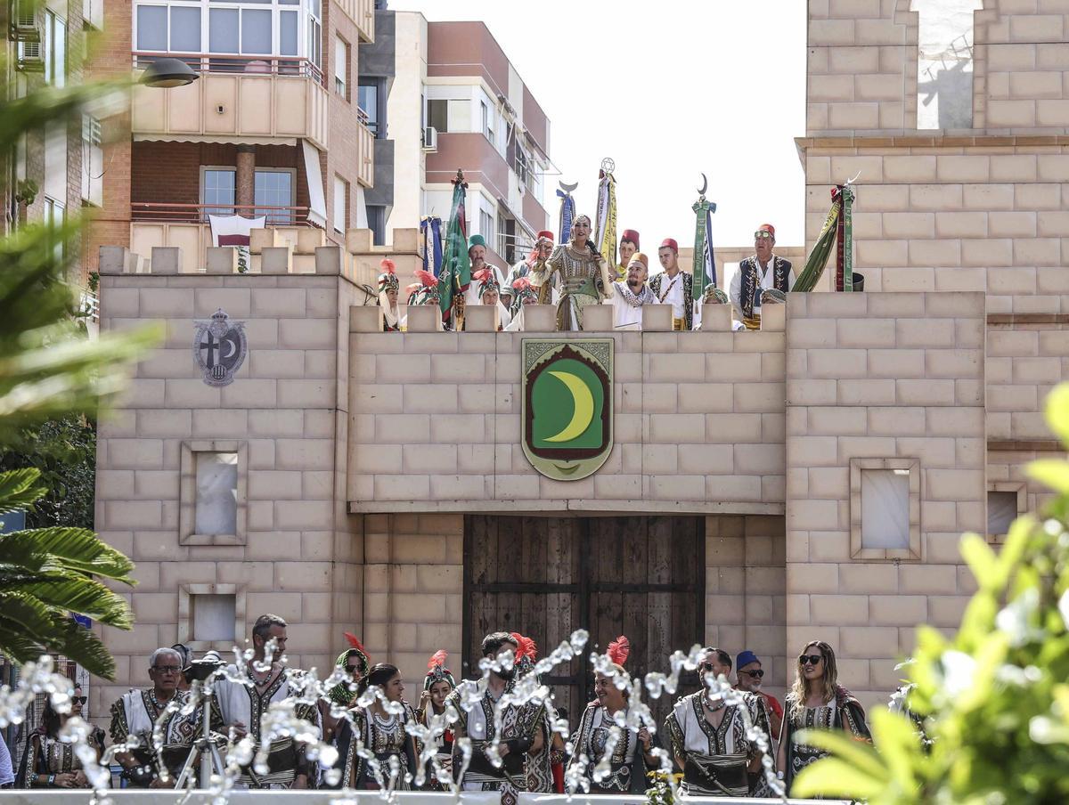 Los cristianos reconquistan el castillo en el último día de los Moros y Cristianos en Mutxamel