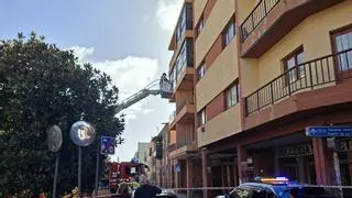 Desprendimiento de cascotes en la avenida de la Trinidad: la Policía Local de La Laguna baliza la zona y corta la vía