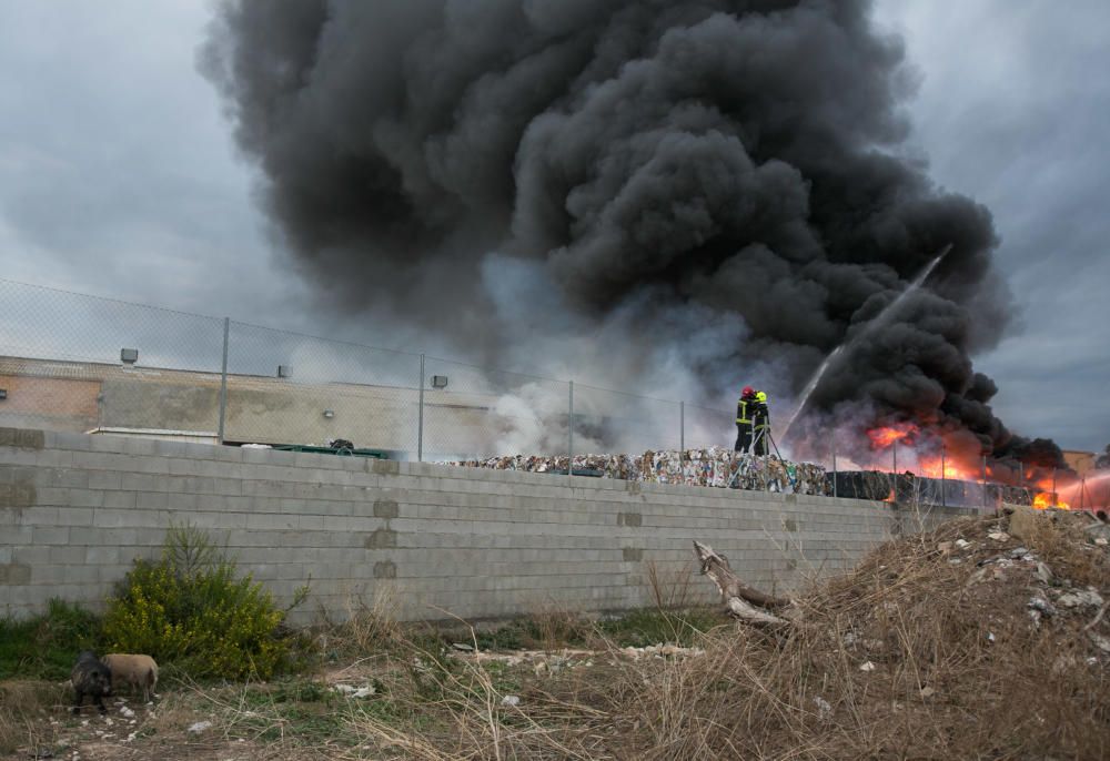 Más de una veintena de bomberos trabajaban anoche para sofocar el complicado incendio.