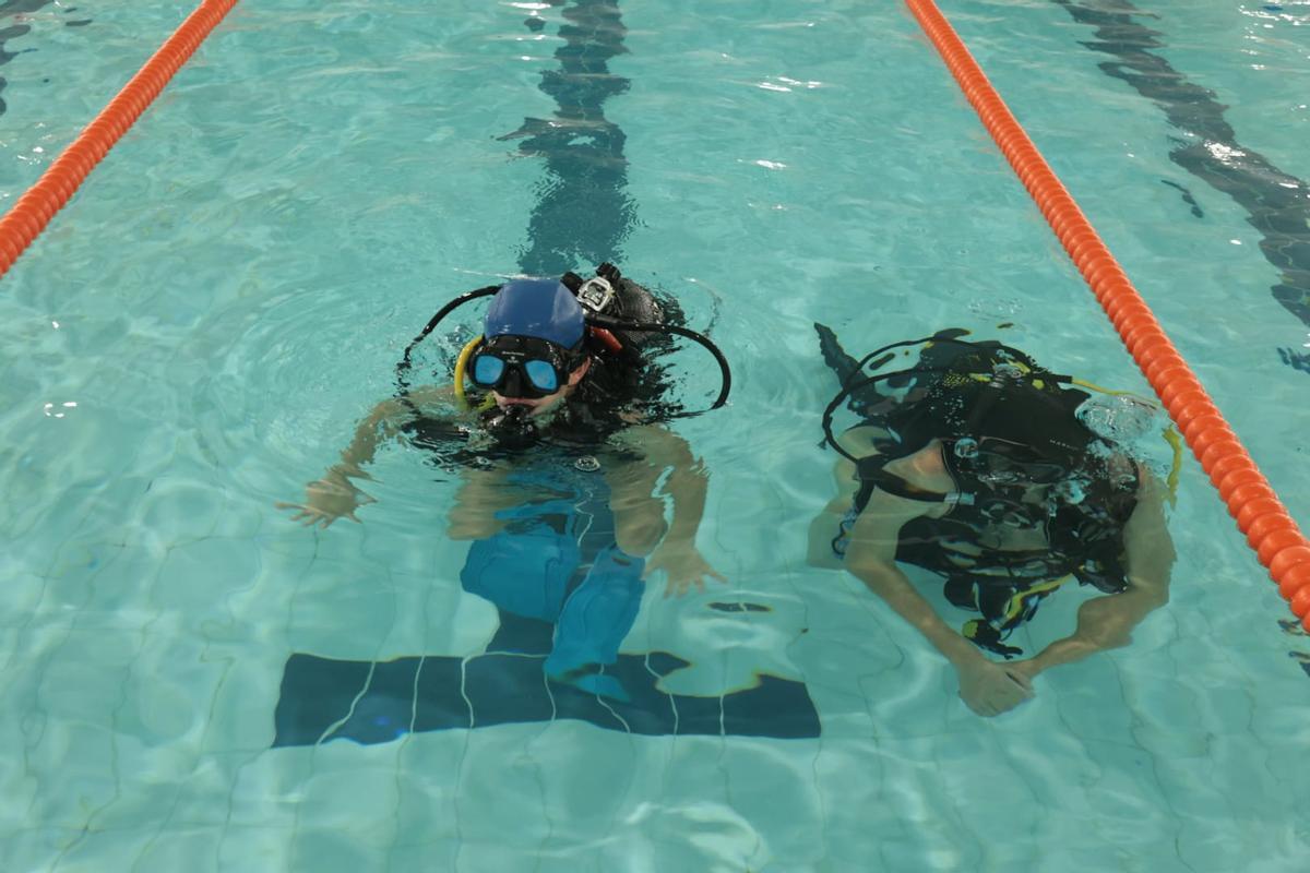 Bautismo de mar solidario del Club Buceo Ons en la piscina de Bueu.