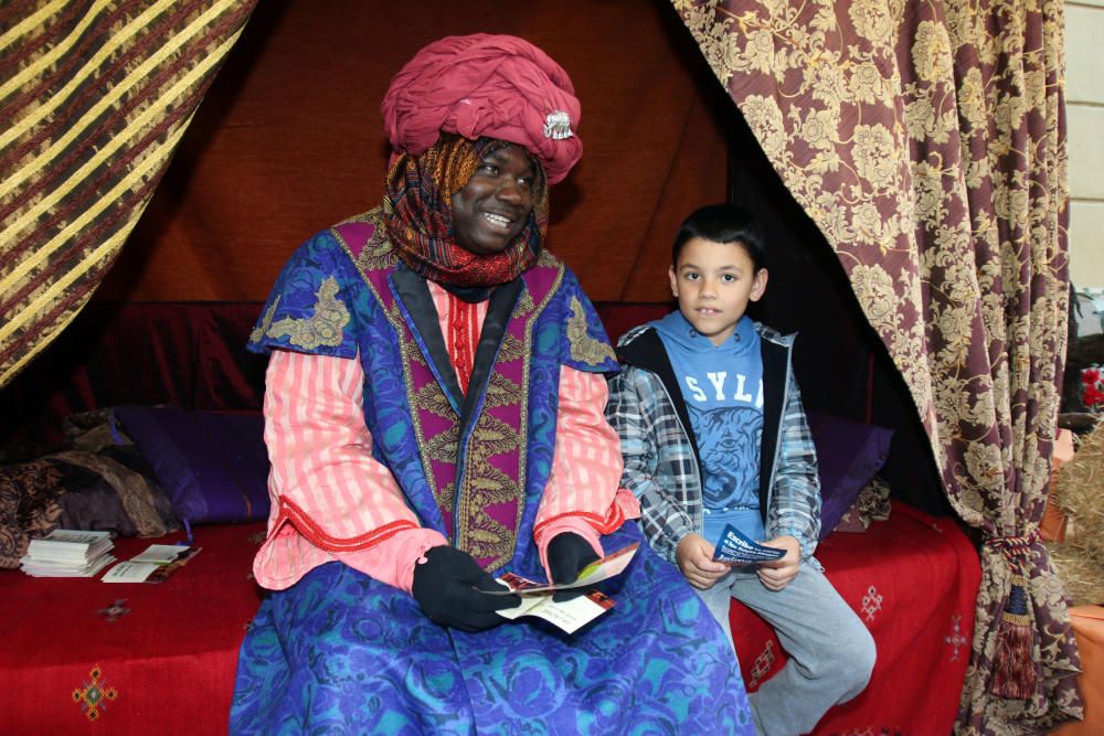 El emisario de SSMM los Reyes Magos sigue recibiendo a los más pequeños de Málaga para que le transmitan sus deseos para la Noche de Reyes.