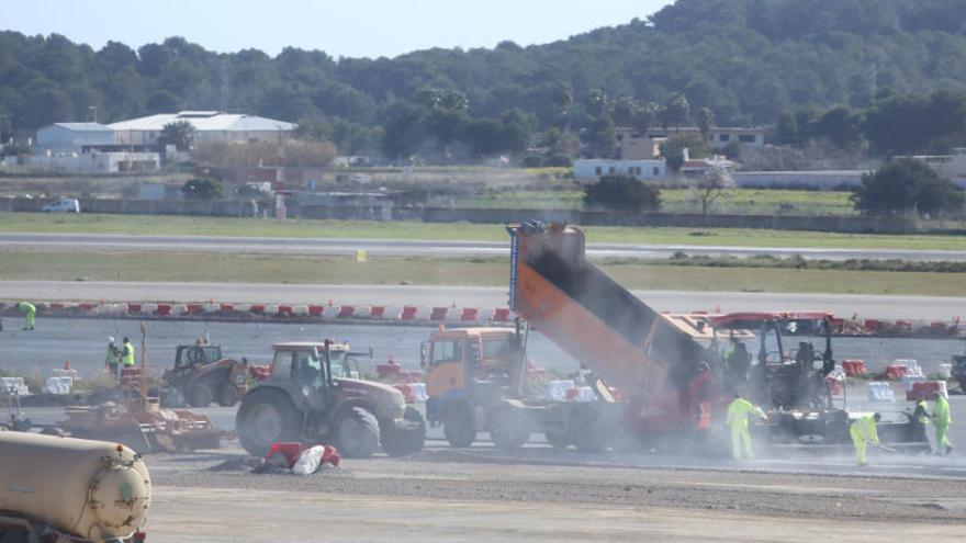 Obras de asfaltad en el aeropuerto de Ibiza.