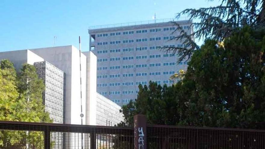 Francisco Guarido y Romualdo Fernández frente al edificio.