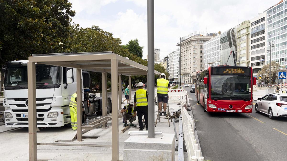 Los operarios trabajaban este lunes en las nuevas marquesinas